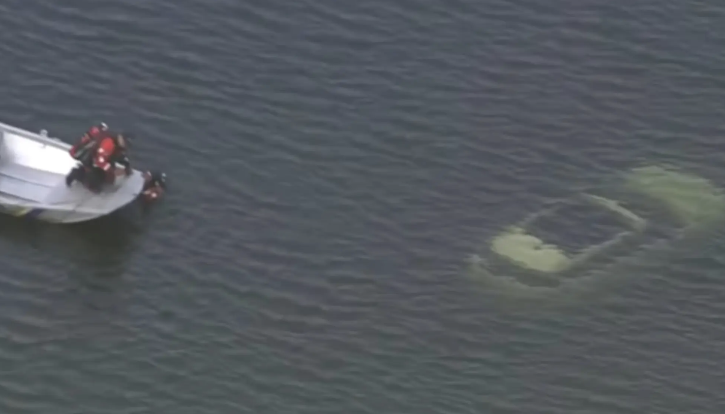 费城情侣路虎后座上演“激情戏”！“忙中出错”碰到变速杆！豪车掉进思故河！